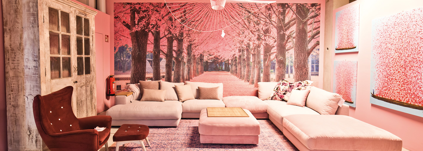 Rosa Sofa mit Kirschblütenbild