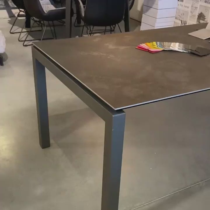 Auszugtisch Julia mit Keramikplatte und Stahlgestell aus der Wohnfabrik Pforzheim